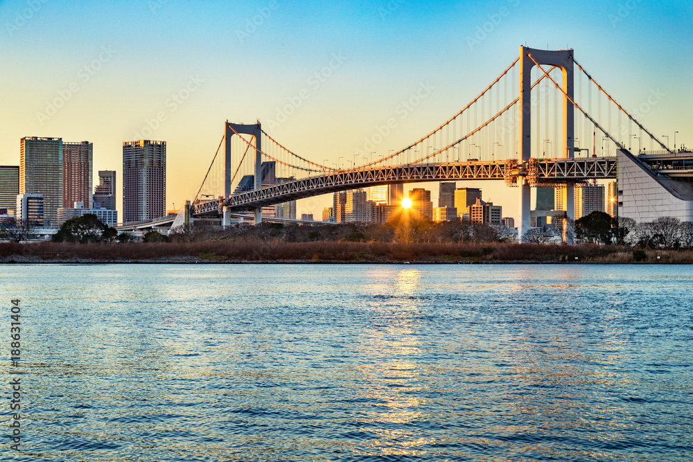 夕暮れの東京の海