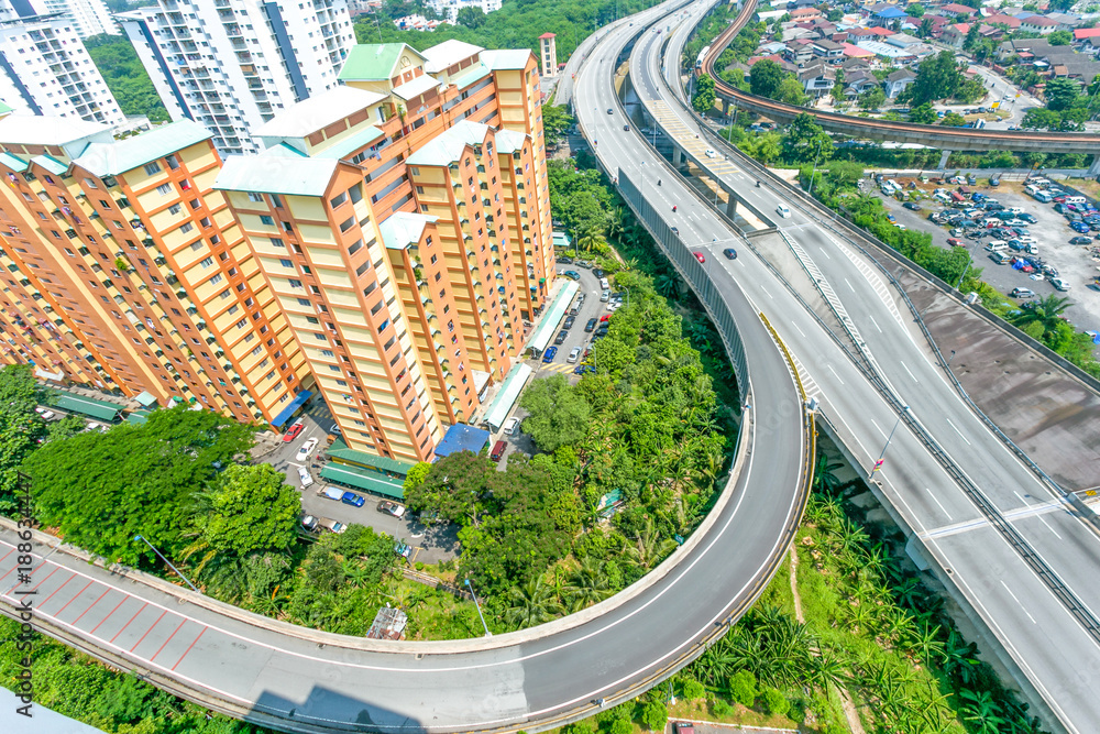 现代住宅和高架道路鸟瞰图