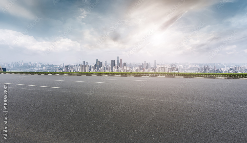 道路地面与重庆城市建筑景观天际线