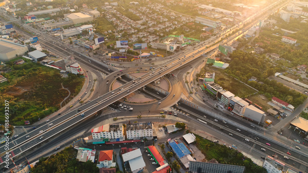 鸟瞰图，环岛公路，泰国城市中有停车场的高速公路。美丽的街道，