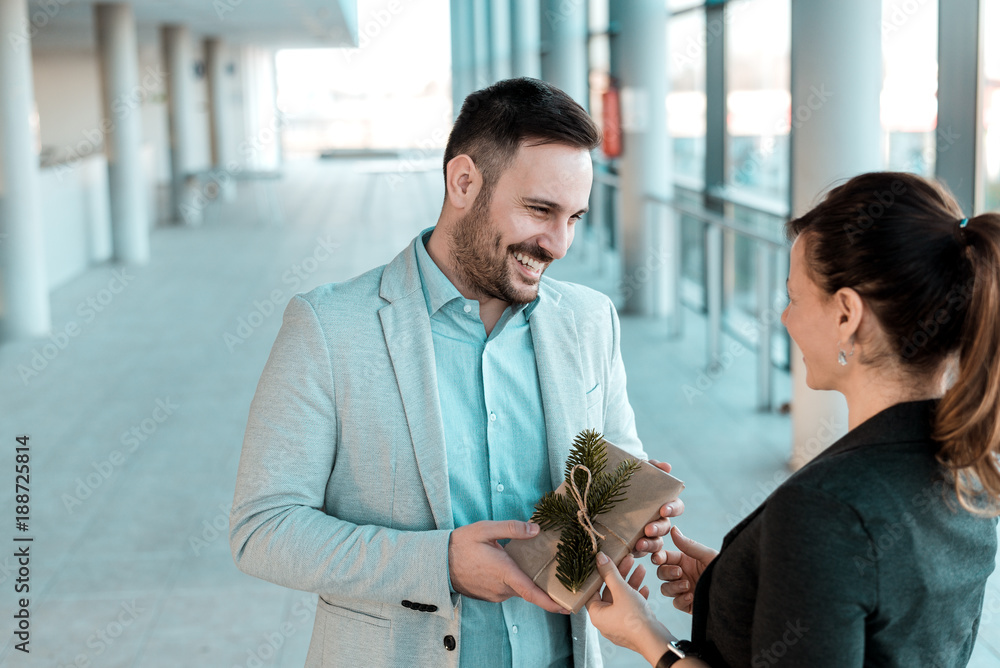 商人给他的女同事送礼物。