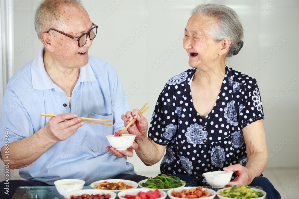 亚洲高级情侣在室内用餐