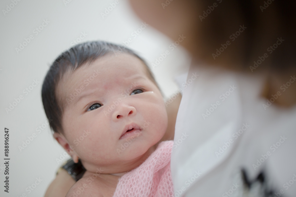 妈妈小心照顾她可爱的新生儿