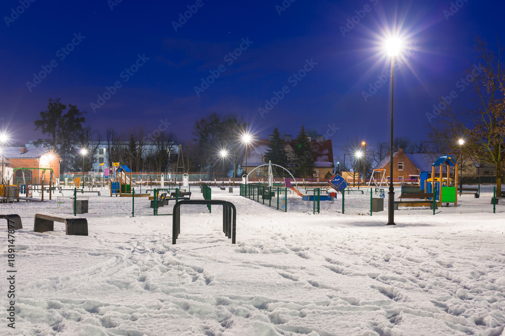 波兰黄昏操场上的雪地冬天