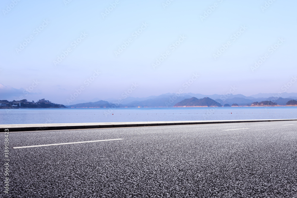 空旷的柏油路，美丽的湖泊