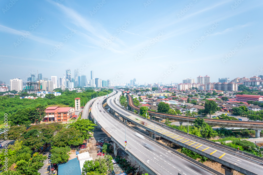 高架道路和现代建筑鸟瞰图