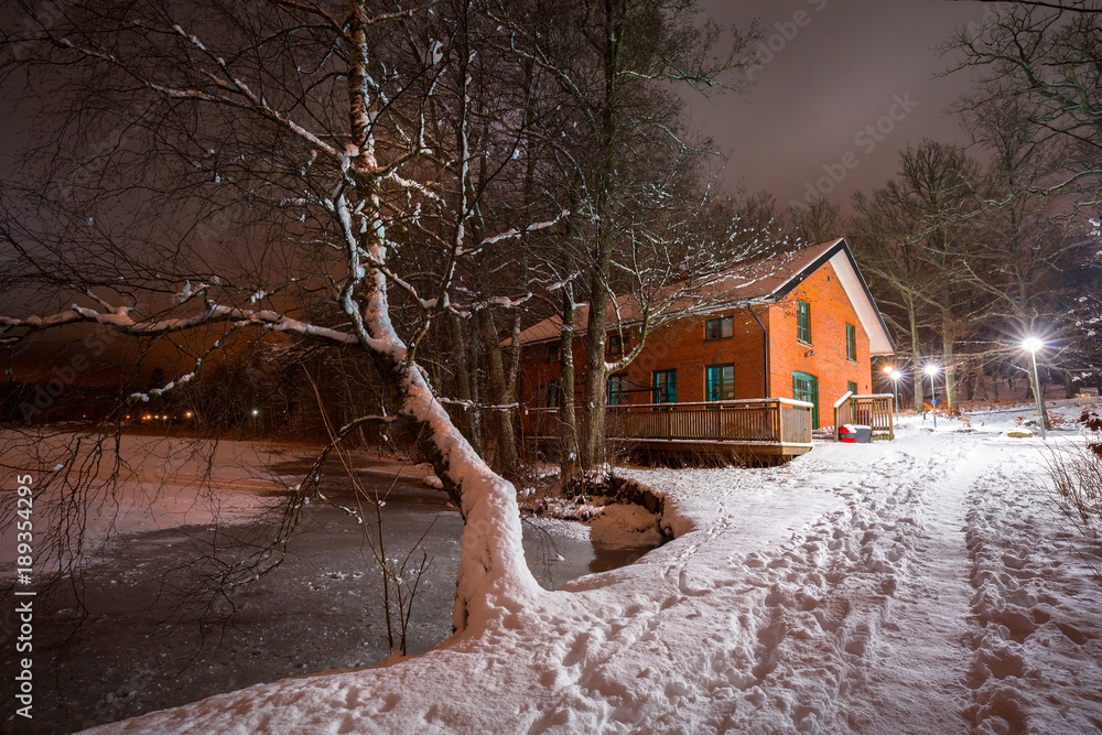 瑞典雪夜湖边的小屋