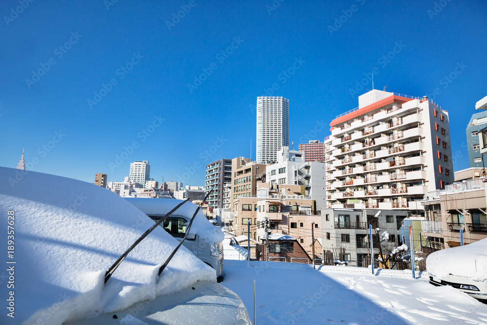 新雪が積もった東京の街角