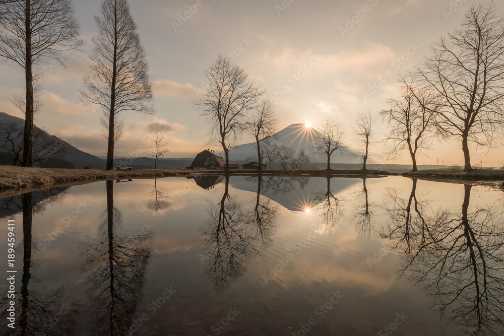 上午在静冈县富士宫的Fumotopara露营地的富士山