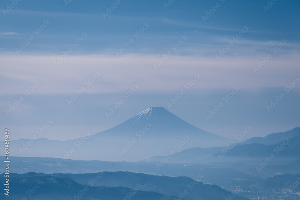 春天的富士山晨雾蒙蒙