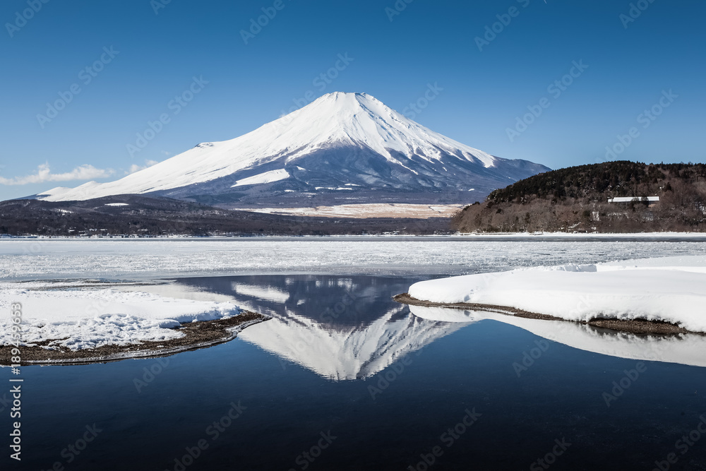 冬天有倒影的富士山和山中湖冰湖