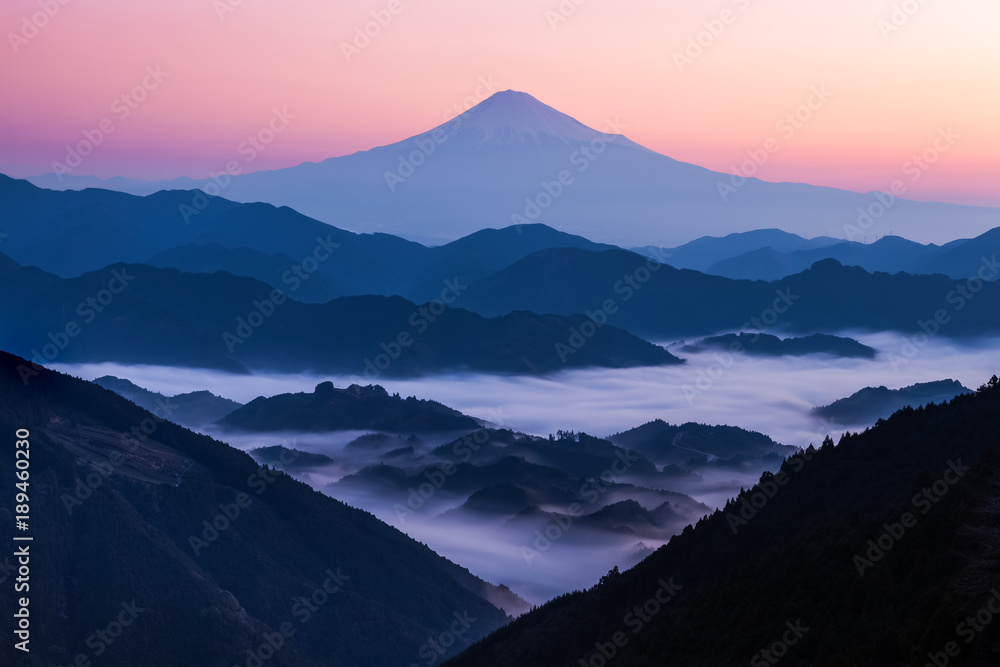 从高山上看到富士山美丽的日出时间和秋天的薄雾之海