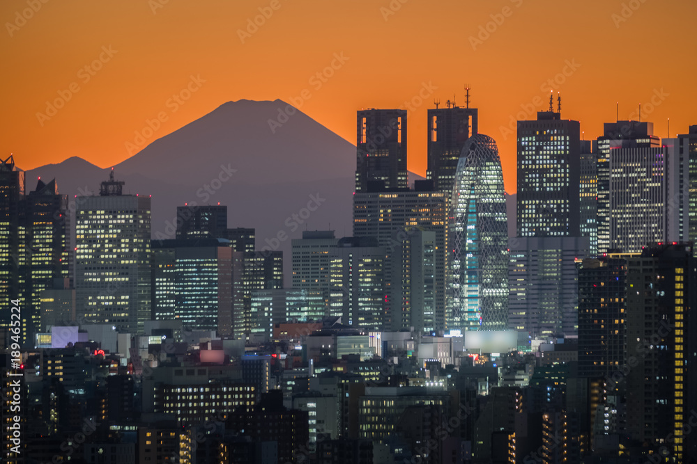 东京新宿建筑，冬季日落时富士山顶。富士山就在附近