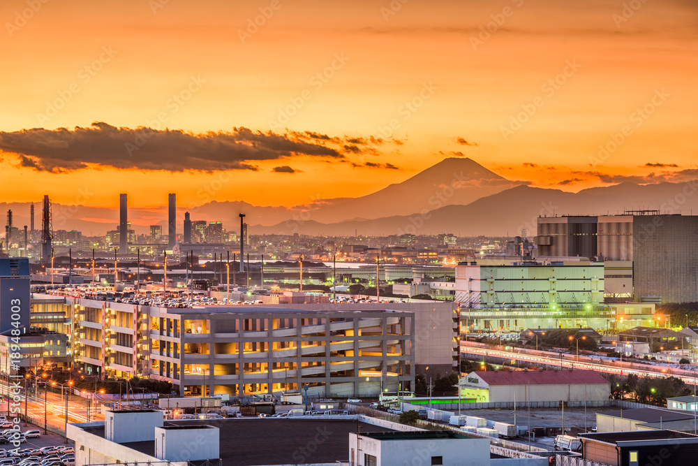 川崎，日本工厂和富士山。