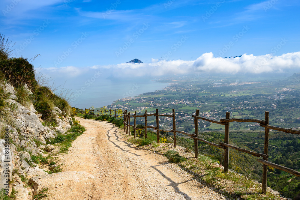 Widok nad chmurami z góry Erice, Sycylia.