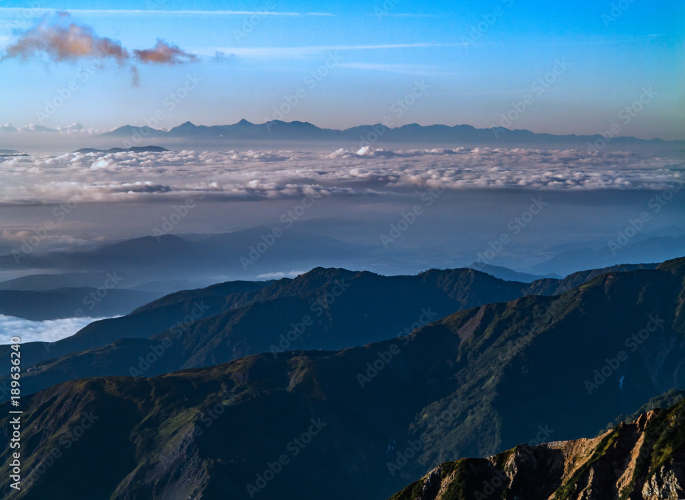 雲海と山