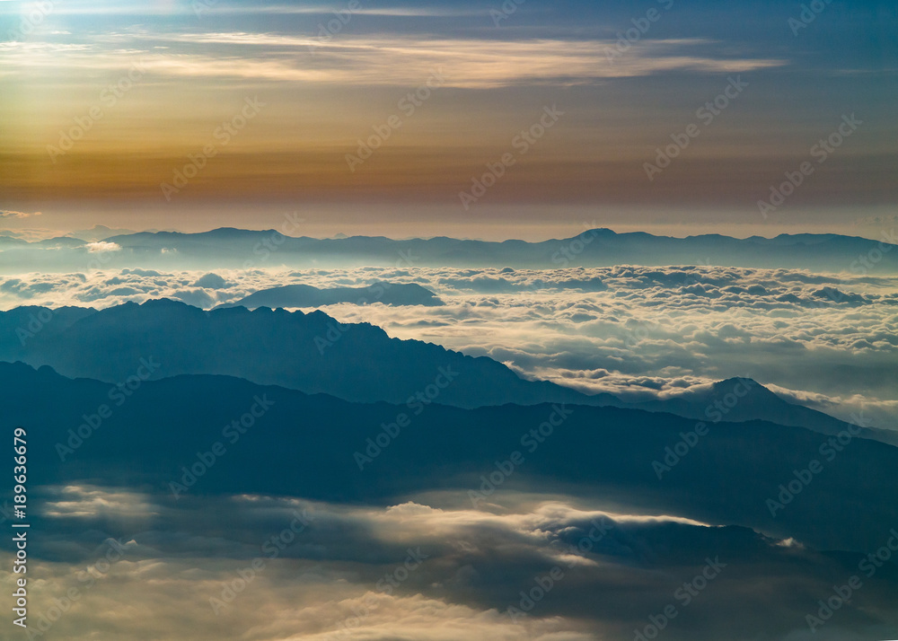 雲海と山