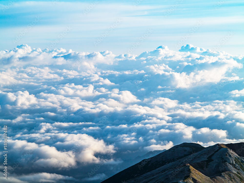 雲海と山