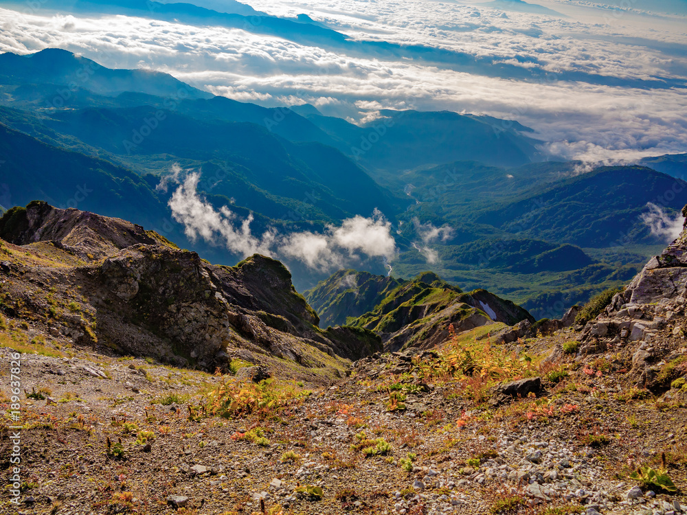 岩だらけの登山道