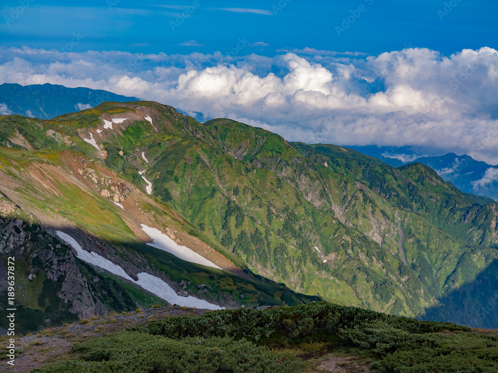 青空と山並