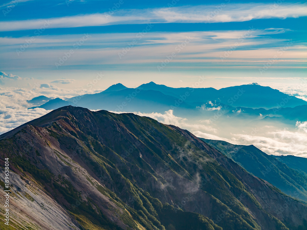 雲海と山