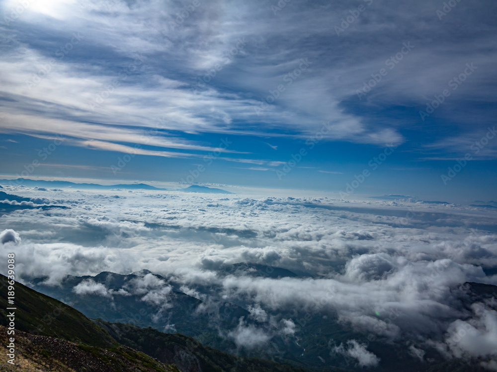 雲海と山