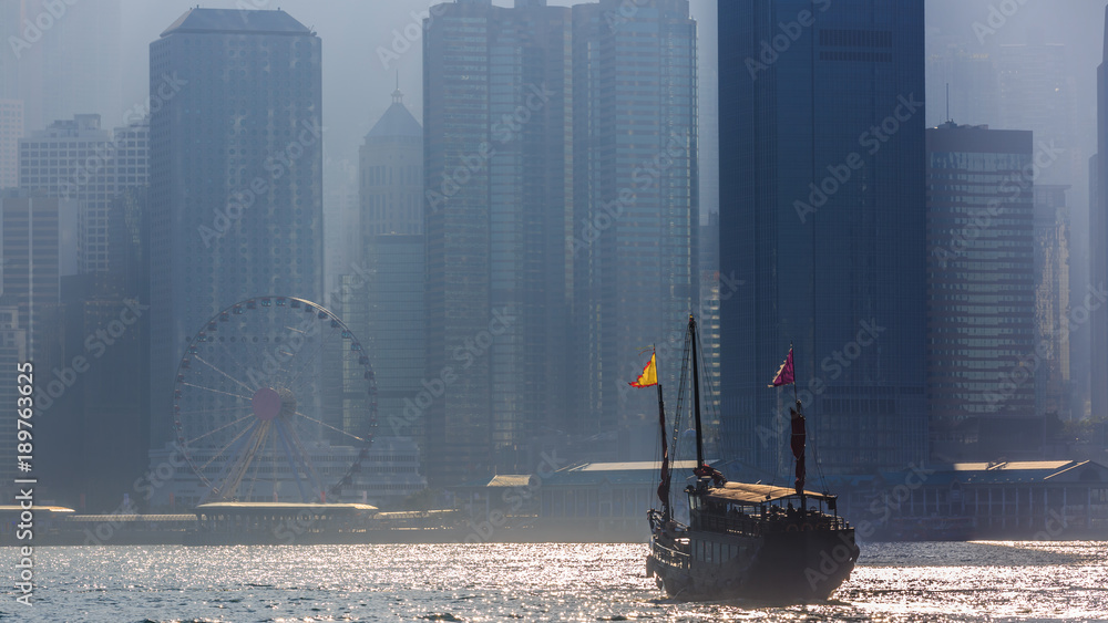 香港九龙尖沙咀，香港港湾维多利亚港日落与旅游垃圾