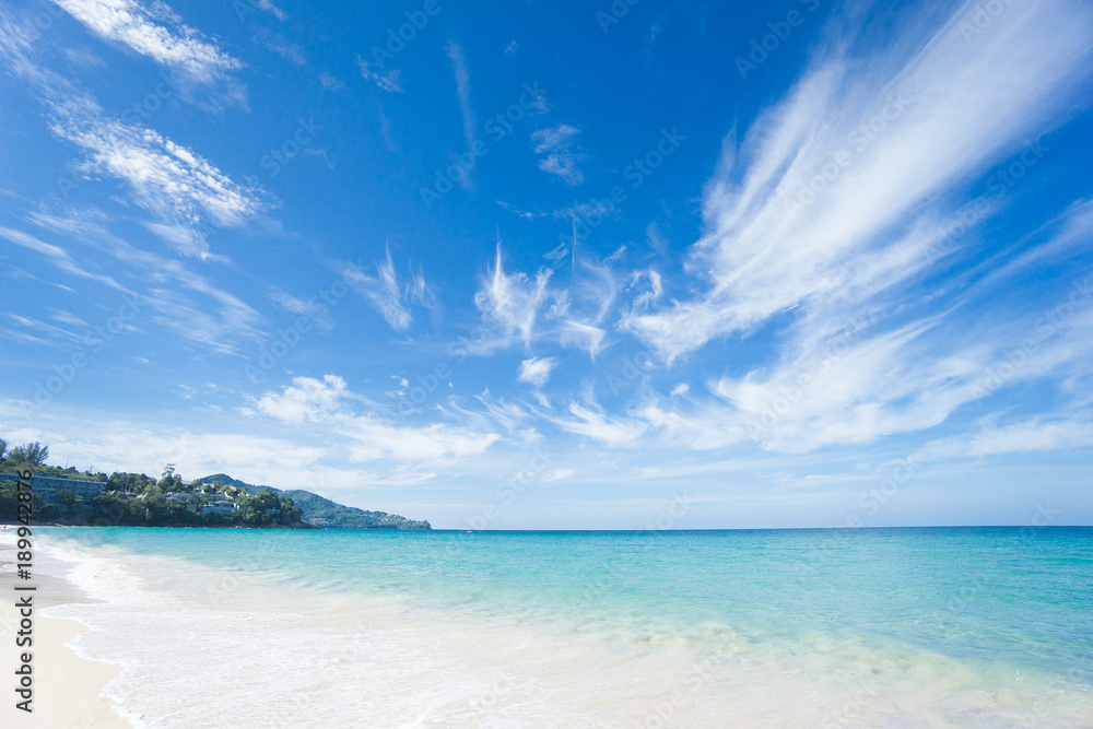 阳光明媚的热带海滩海景。普吉岛的夏日天堂海滩。热带海岸。T