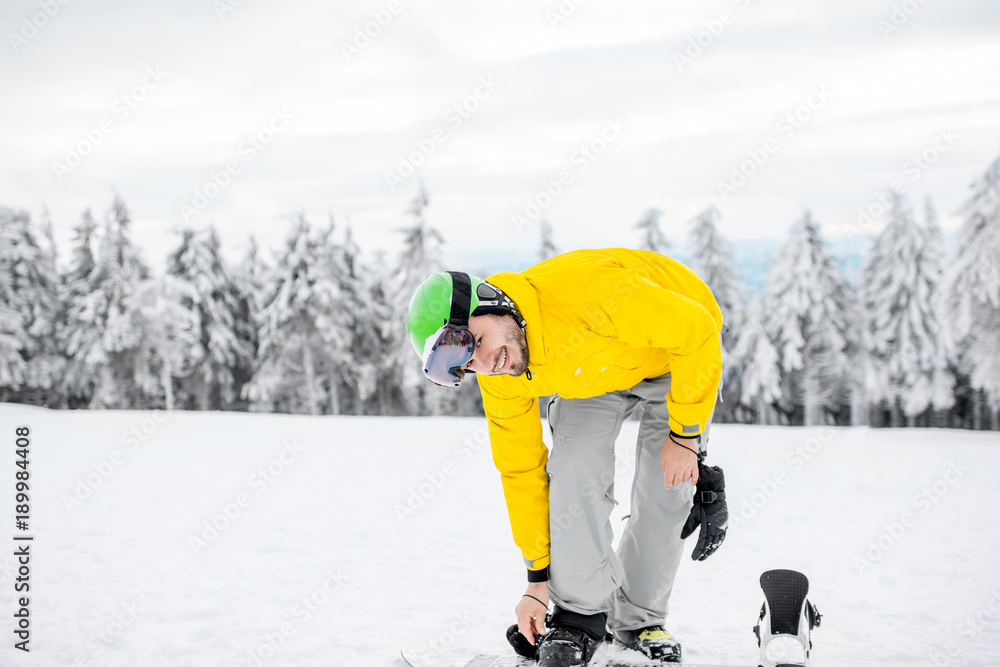 穿着冬季运动服的男子在雪山上户外滑雪