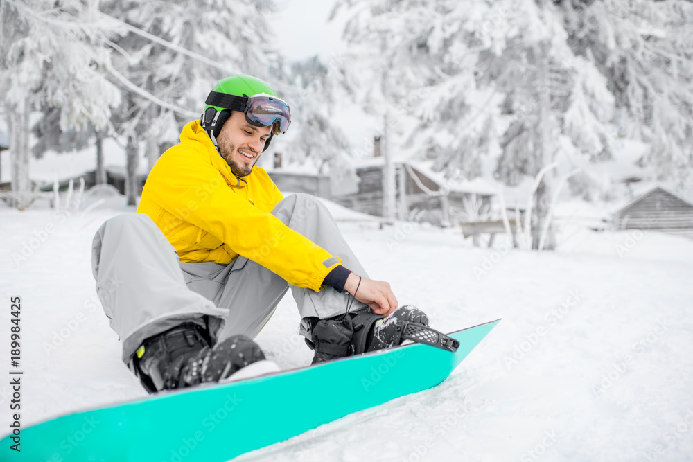 穿着冬季运动服的男子在雪山上户外滑雪