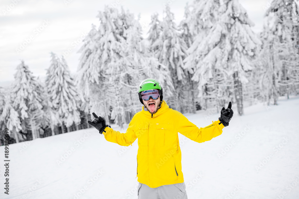 雪山户外，一位穿着五颜六色冬季运动服的单板滑雪运动员的肖像