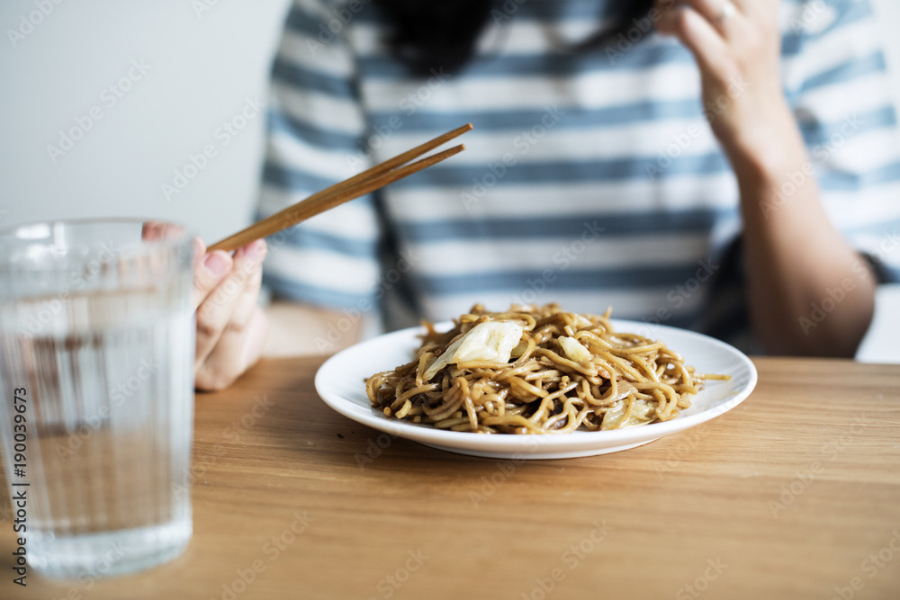 亚洲女人吃面条