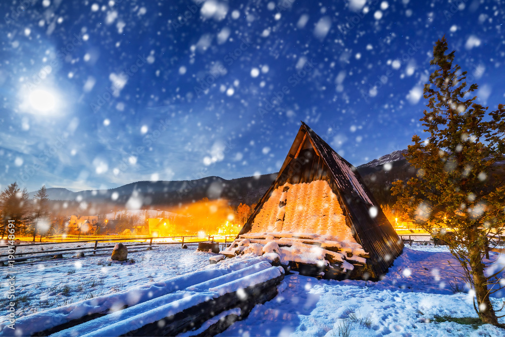 波兰，寒冷的冬夜，大雪纷飞的木屋