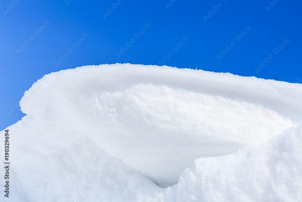 冬天美丽的雪和蓝天自然背景