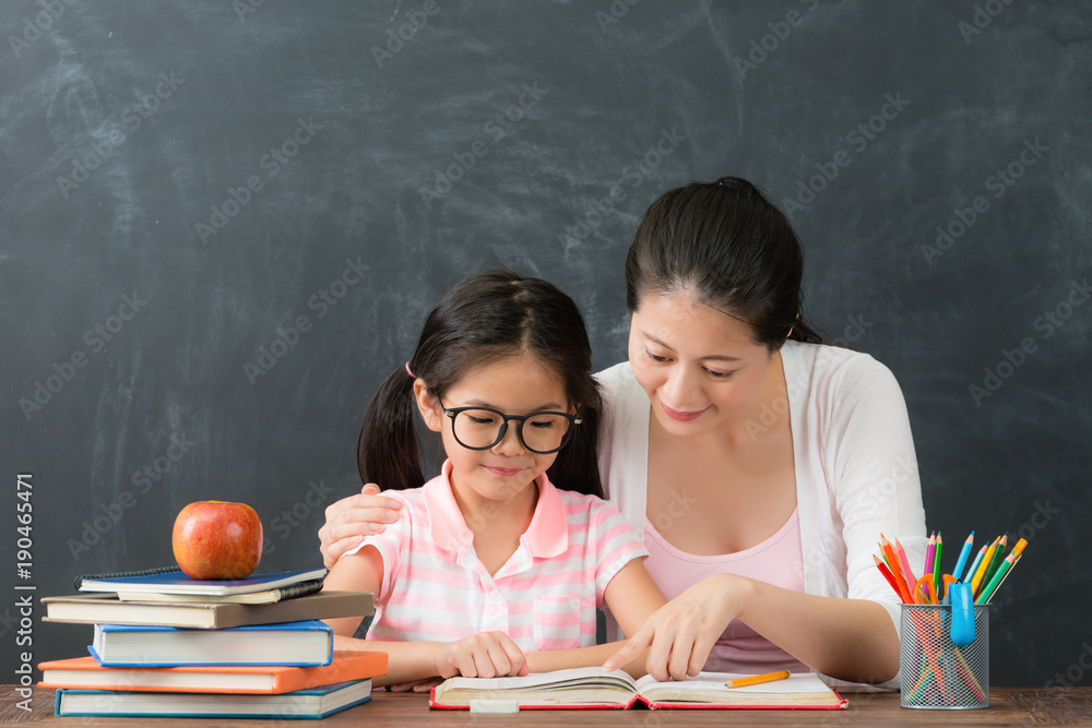 妈妈教可爱的学前班女孩学习