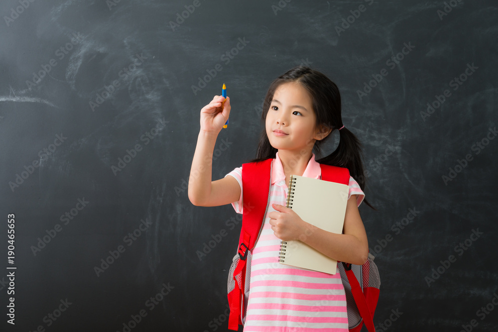 漂亮的小女孩用钢笔写笔记