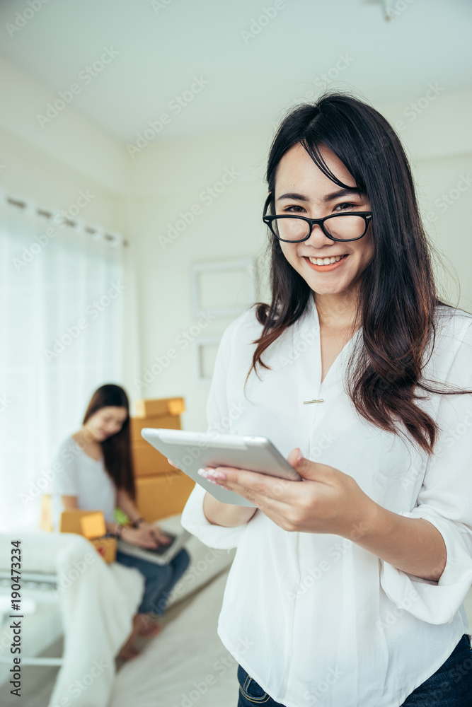 年轻的亚洲女孩是一名自由职业者，她的私人企业在家办公，用笔记本电脑和咖啡工作