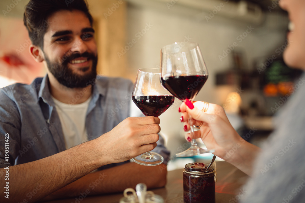 情侣用红酒碰杯。情侣庆祝周年纪念日或情人节。