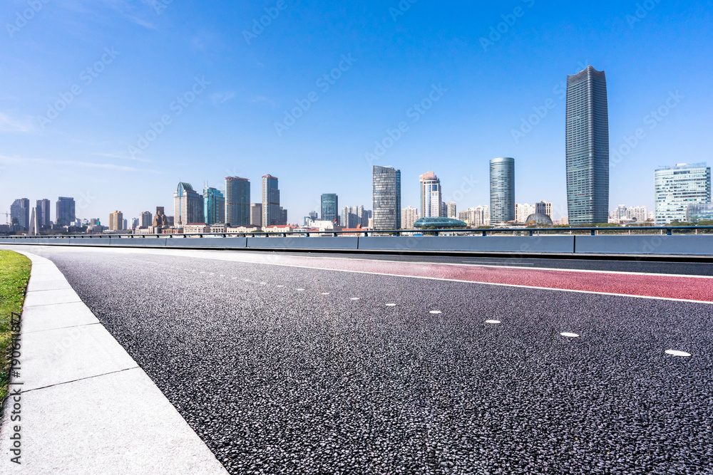 有城市景观的空旷道路