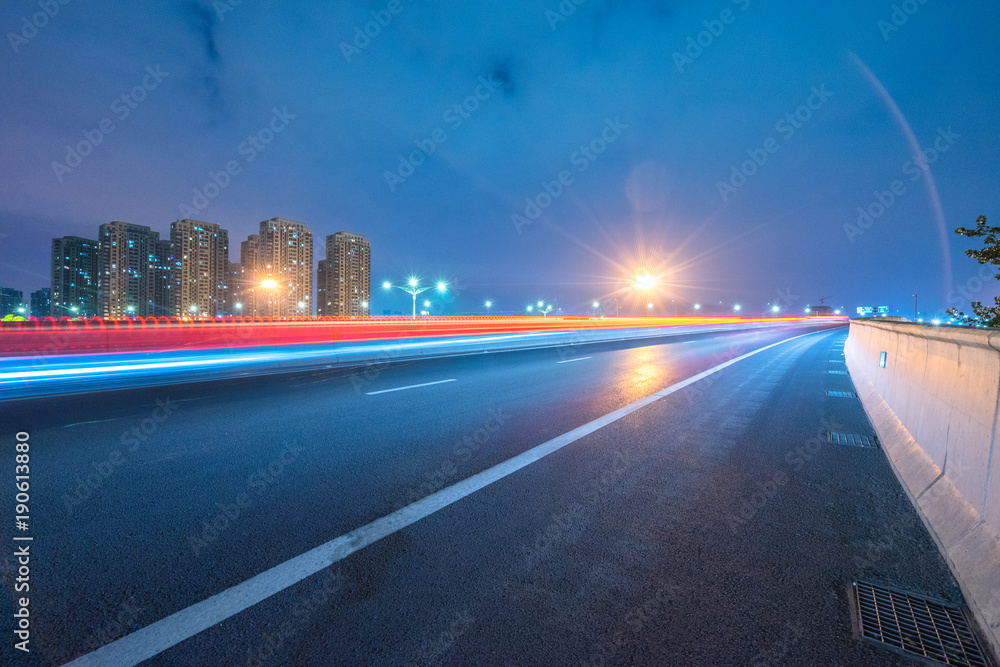 有城市景观的空旷道路