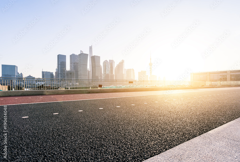 有城市景观的空旷道路