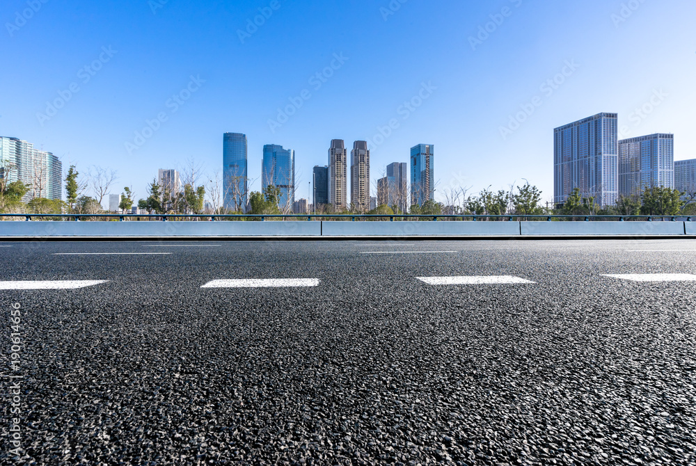 拥有现代化建筑的空旷道路