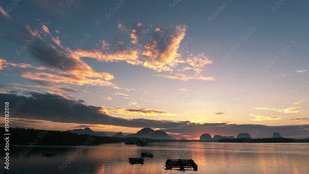 海岸渔村的日出或日落之光，美丽的风景日出在se上空