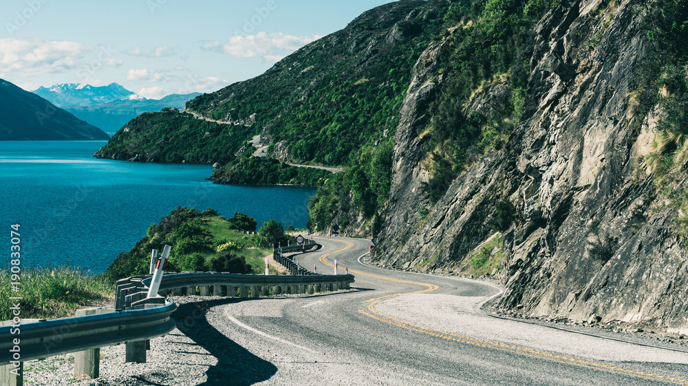 沿山崖和湖泊蜿蜒的道路