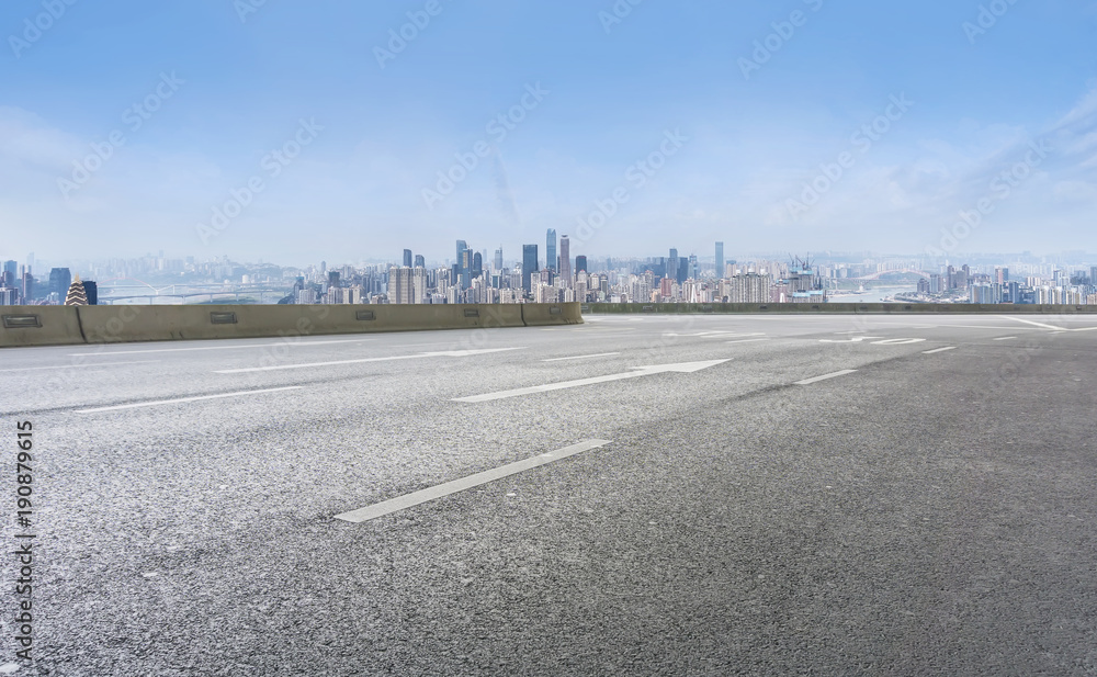 道路地面与重庆城市建筑景观天际线