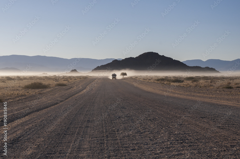 纳米布沙漠道路上的白色卡车/纳米布沙漠早上道路上的白人卡车