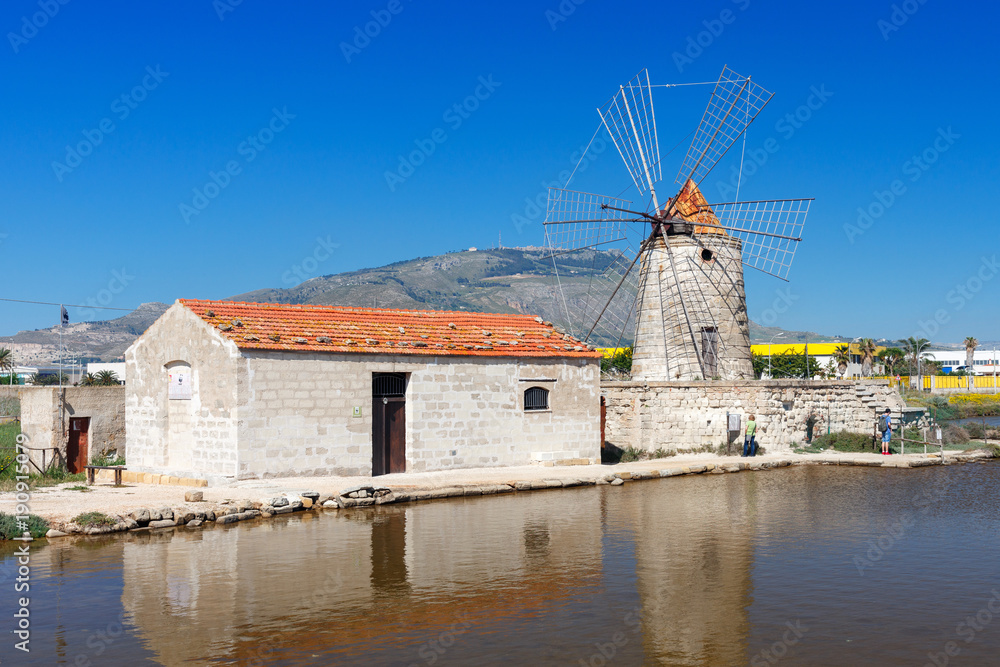 Młyn koło saliny, Trapani, Sycylia