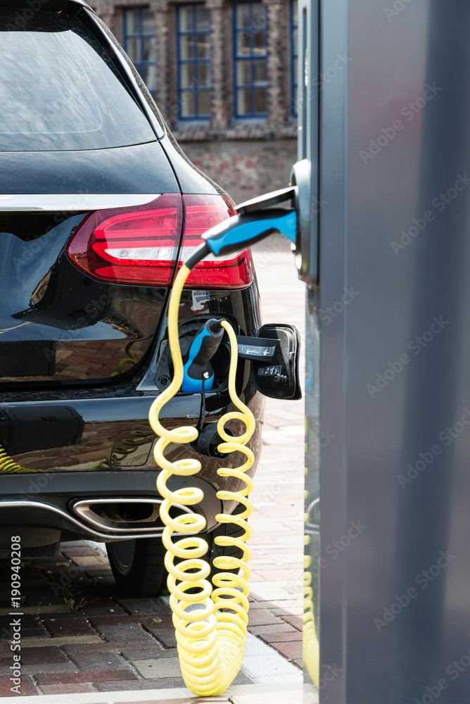 Elektroauto beim Aufladen an einer Ladestation