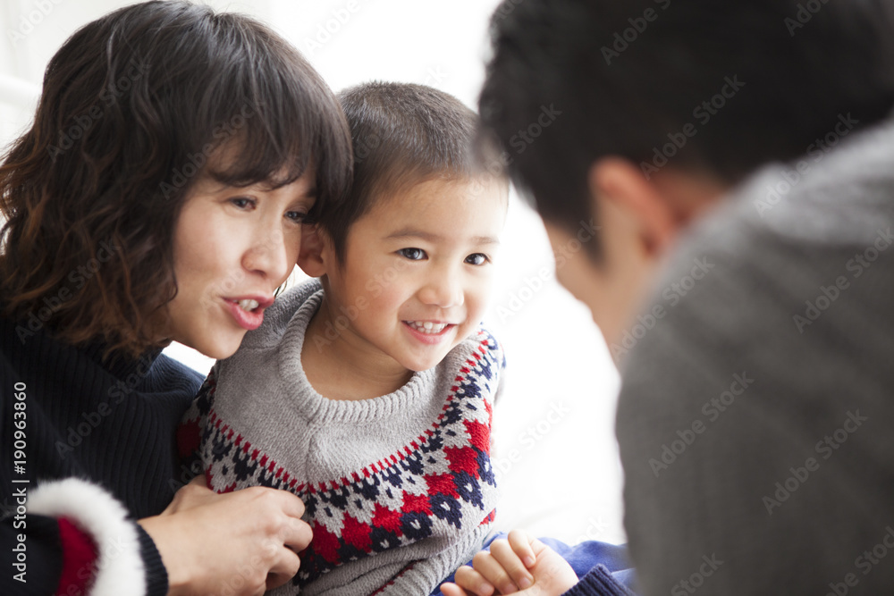 お母さんと息子が、仲良く話をしている。