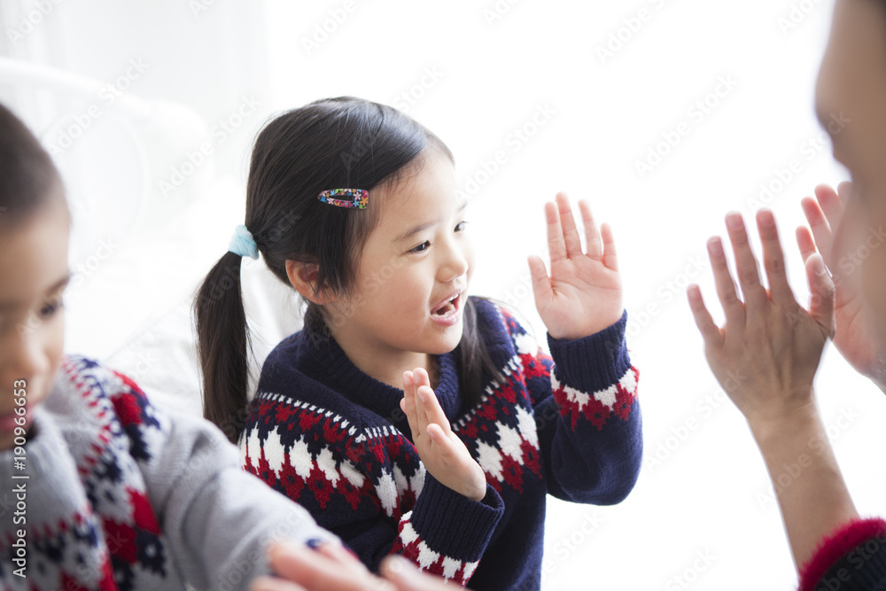 お母さんと遊ぶ、女の子。